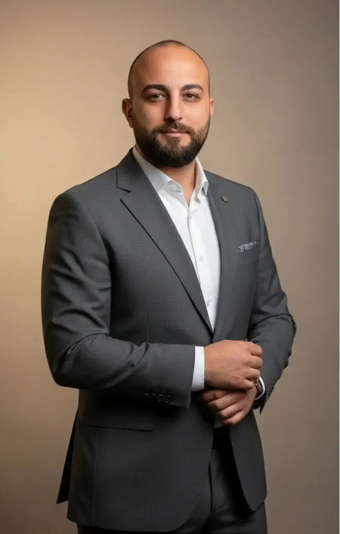 Zenart Mimarlık kurucusunun profesyonel portre fotoğrafı – iç mimarlık, mimari tasarım ve anahtar teslim proje hizmetleri